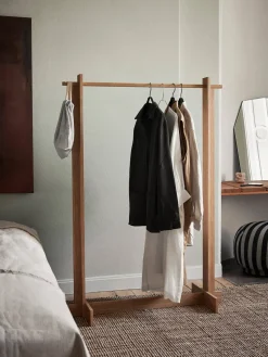 Colgador de ropa Bridge Clothes Rack, Roble aceitado