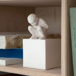 Escultura con mensaje Character, The curious one
