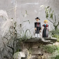Kay Bojesen hombre en traje típico noruego, negro-rojo-blanco
