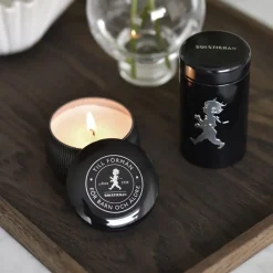 Vela aromática Solstickan 25 h, Negro-madera de cedro