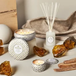 Vela perfumada Maison Blanc 3-wick Tin 40 horas, Suede Blanc
