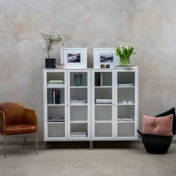 Vitrina Volt 130 cm blanco lacado, Detalles en acero inoxidable