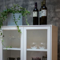 Vitrina Volt 130 cm blanco lacado, Detalles en acero inoxidable